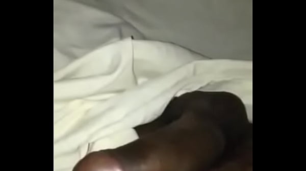 Cholo arrecho pajeandose