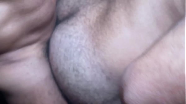 Mamando a pica do motoboy dentro do box escuro ...