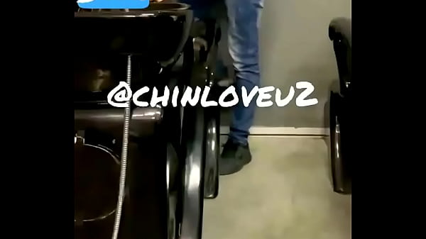 Sucer Un Garçon Dans Un Salon De Coiffure