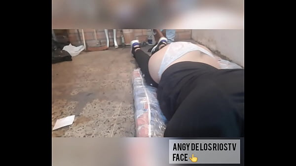 Hombre me coje rico en una bodega