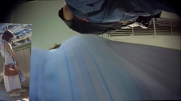 《パンチラ動画》色白尻がエチエチなお姉さん