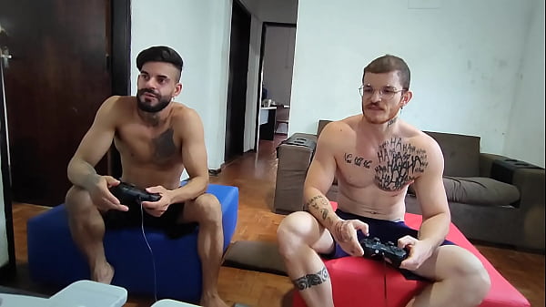 Download Video - Carmona e Hisak jogando video game valendo o toba