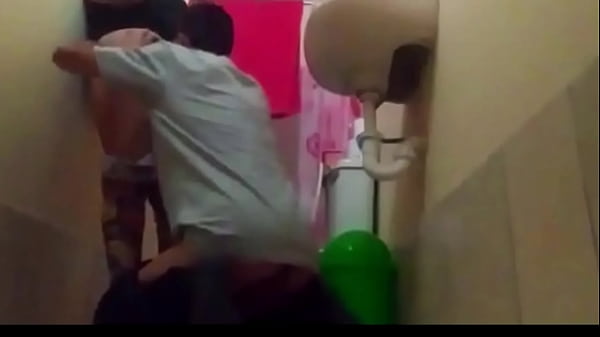 Encontre al amigo de mi suegro viendo porno y terminamos follando.