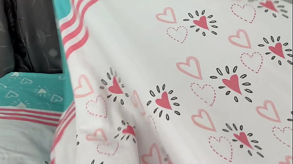 Download Video - VIENDO PELICULA DE TERROR CON LA CACHONDA DE MI HERMANASTRA TERMINA CALMANDO SU MIEDO SACANDOME LA LECHE