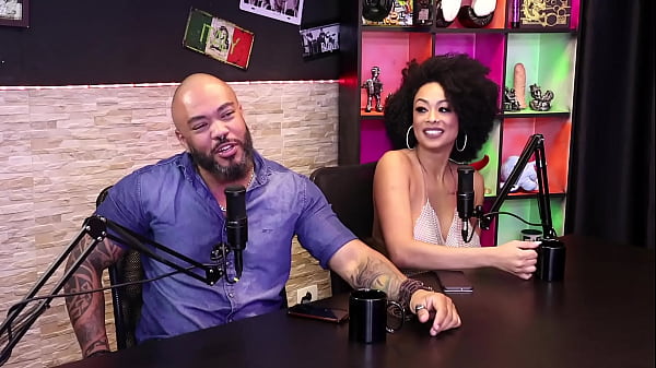 Hot girls show their tits for Amanda Smell to tell a never-before-seen secret