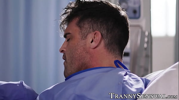 Le Docteur Casey Kisses Baise Son Beau Patient