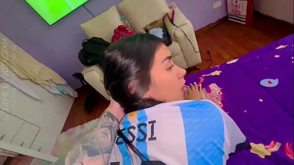 Download Video - Argentina follada duro por el culo &lpar; ANAL &rpar; mientras mira el partido del Mundial Qatar 2022 &vert; Argentina vs Holanda