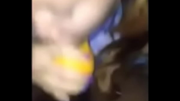Femme Donnant Un Haut Bâclé À L'aide D'une Orange Fuite De Star Du Monde