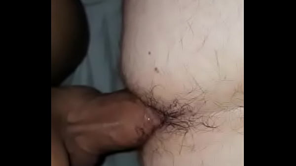 Explorando mi culo, travesti me inicia en mi bi...