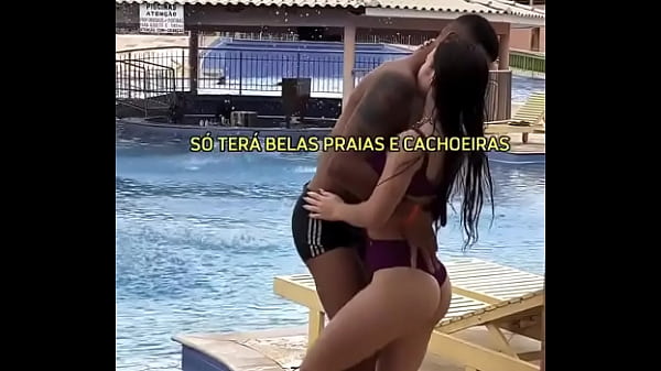 Macho dançando de sunga preta