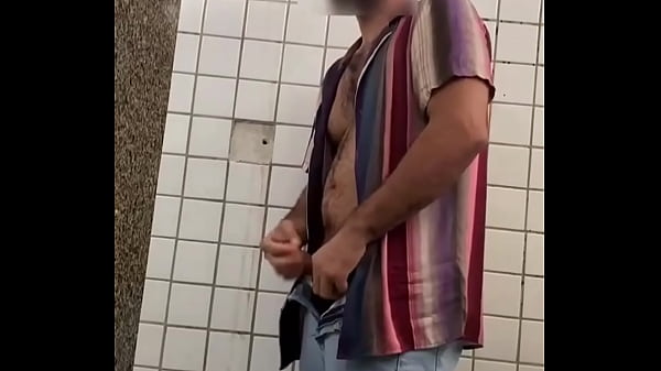 Peludinho safado ensinando como se faz banheir&atilde;o