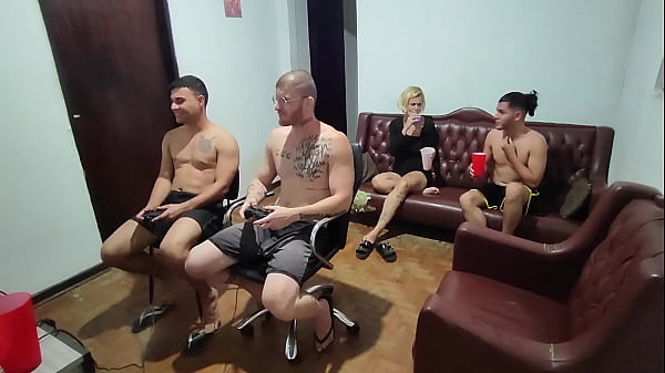 Download Video - era s&oacute; pra jogar um v&iacute;deo game&comma; no final geral fodeu na resenha