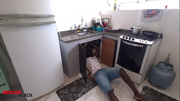 Plumber puts the roll in the boss's pussy - Nicoly Mattos