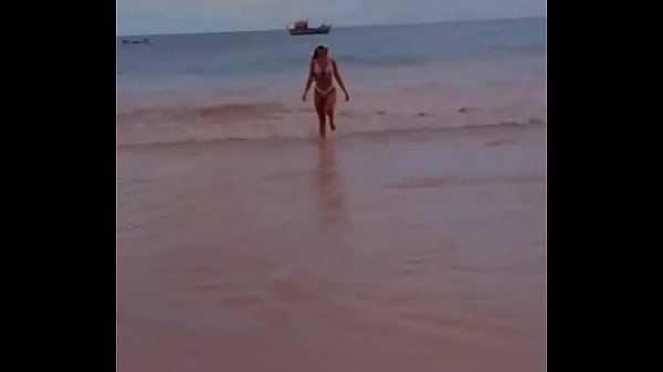 Une Brune Sur La Plage