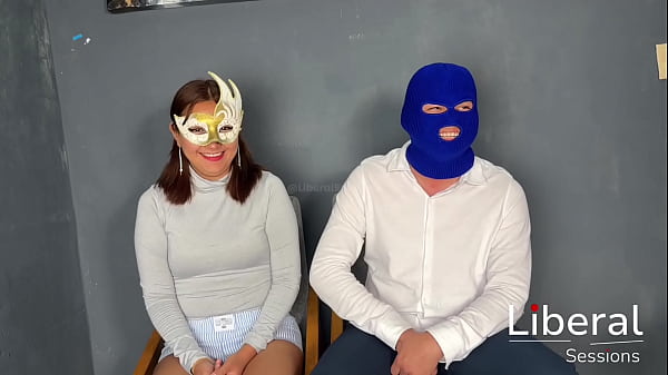 Su novia disfruta de la verga del desconocido, lo monta mientras le hace oral a su cornudo novio