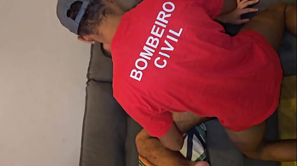 ELETRICISTA FOI ARRUMAR O CHUVEIRO E ACABOU TOM...