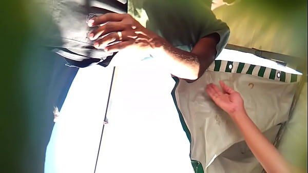 Download Video - Por baixo da saia da Gatinha na Feira