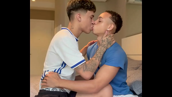 Download Video - Chamei o boyzinho aqui do condom&iacute;nio pra fazer uma brincadeira aqui em casa&period; Terminou levando vara&period;