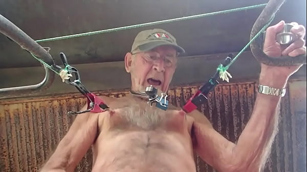 Cbt - jeux de pinces aux tetons hard dans une...