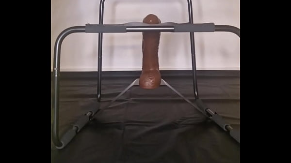 O meu espólio monta um vibrador na cadeira de s...