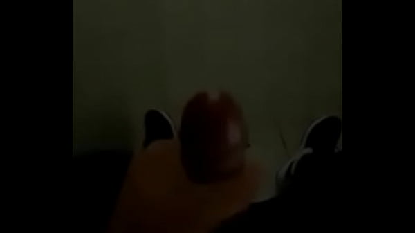 Éjacule Dans La Salle De Bain Au Travail