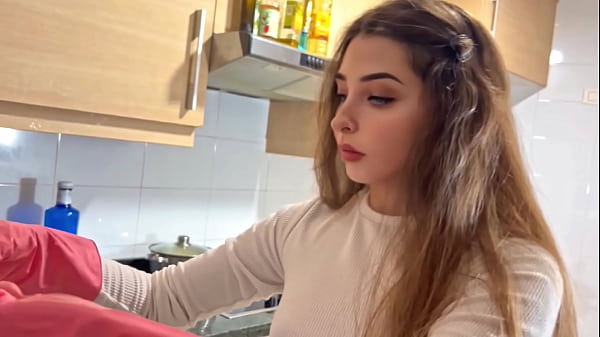 The girl who cleans the house makes me horny with her jeans, I fuck her hard as she likes them at that age