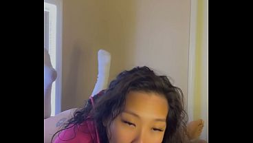大きな尻のアジア人女性は大きなペニスをしゃぶって中出しされるのが大好き