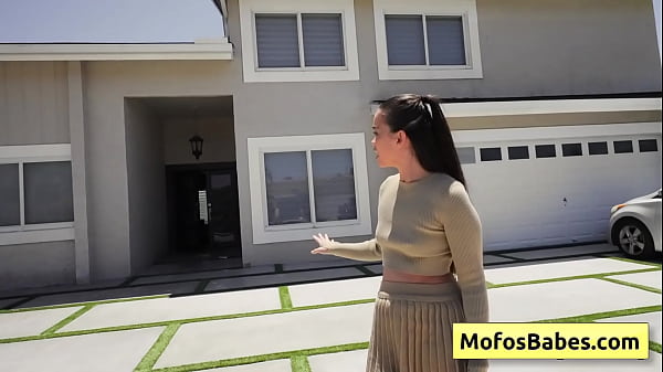 Sexy brunette girl pay her gardener with a wet ...