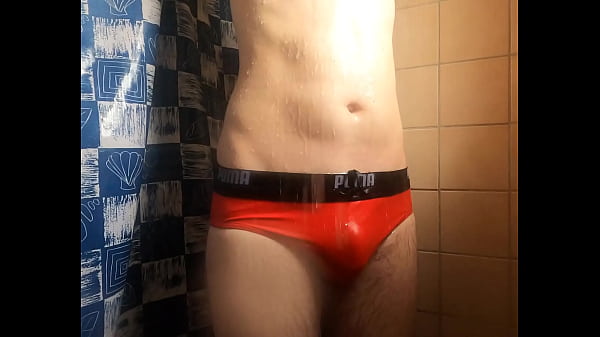 Vörös fürdőnadrág a zuhanyzóban