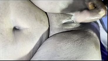 Wetjuicypussy1 潮吹きの女王が昨日、アメリカから帰ってきてラゴスに私を訪ねてきて、私のベッドに潮を吹きまくった。