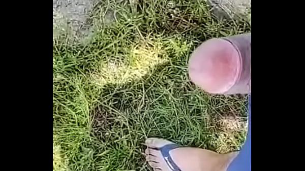 Punheta gostosa no mato