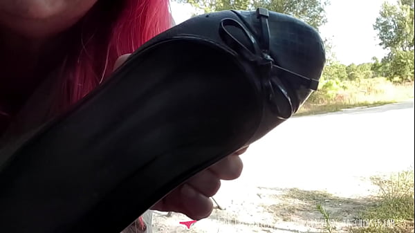 Download Video - Vends-ta-culotte - MILF Fran&ccedil;aise Fetichisme Pieds Exterieur