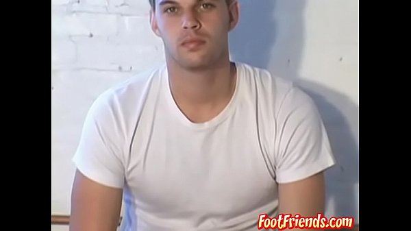 Pés fazendo cócegas e bolas de massagem com loira twink