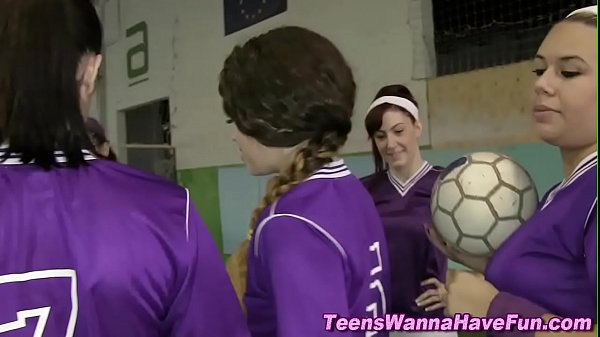 Les teen group lick pussy