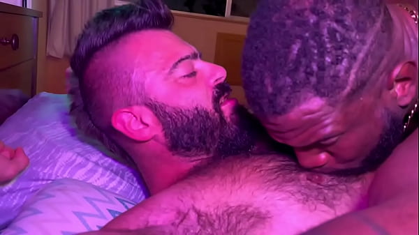 Download Video - Neg&atilde;o malhado e urso rabudo se revezam em foda brutal