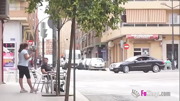 Mia lhe looks for cocks to fuck in the street!