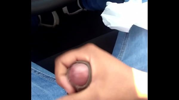 Tipo de Grindr se viene en mi coche despues de ...