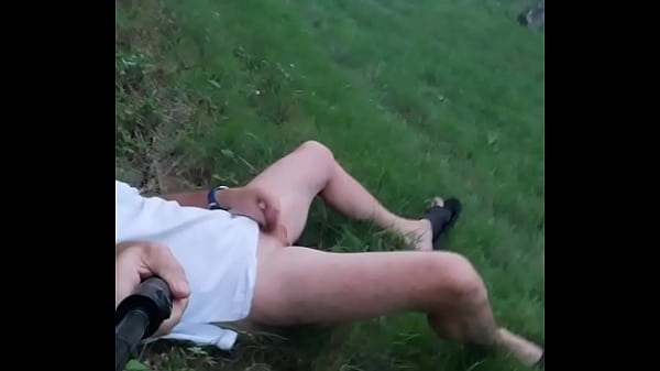 S'allonger dans la nature pour se branler