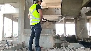 Download Video - Eletricista safado tr&aacute;s os consolos da esposa&comma; pro seu colega enfia nele na obra&comma; fica todo arreganhado
