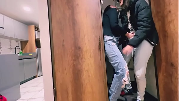 Download Video - Su mam&aacute; no sabe que estoy teniendo sexo en su propio cuarto