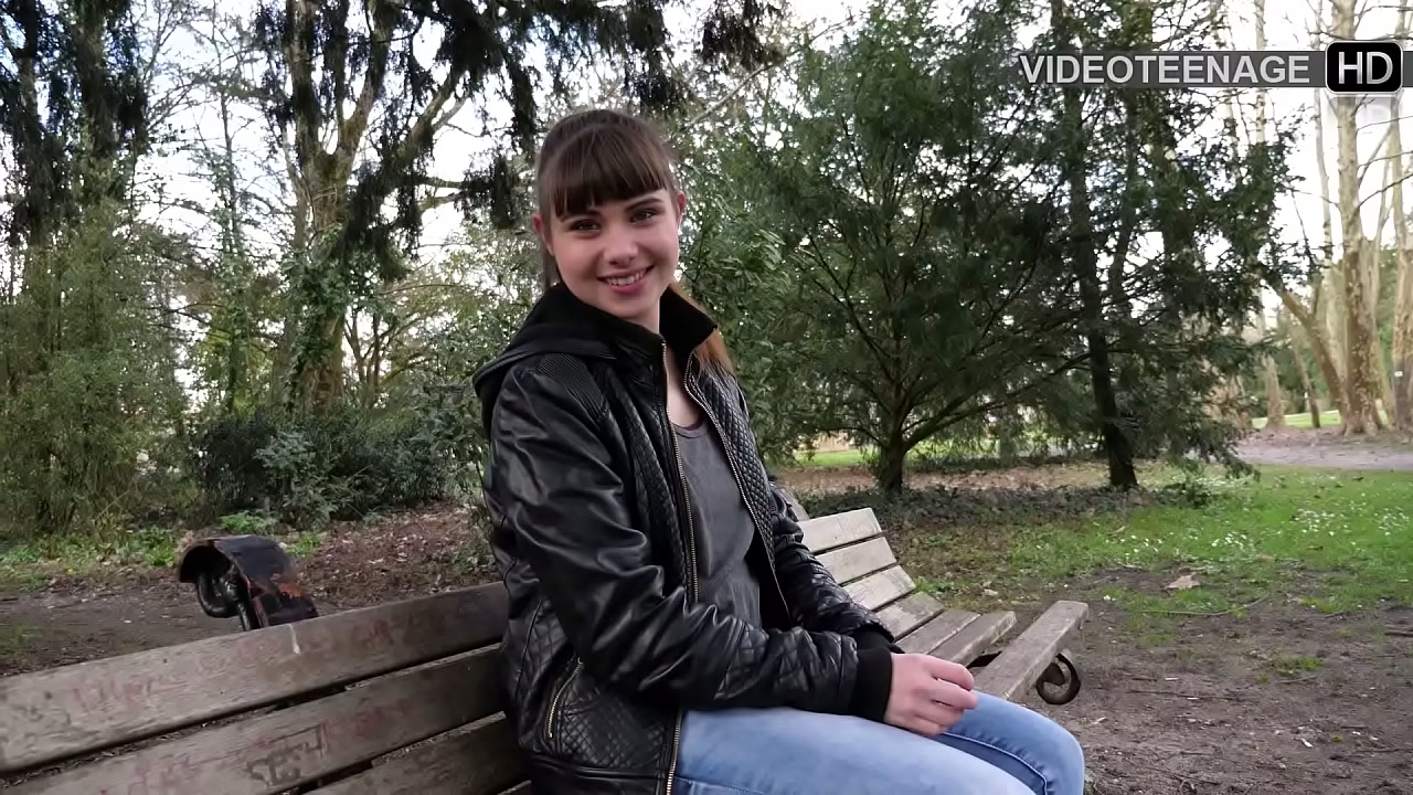 cute 18 year Luna does new anal casting