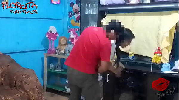 Download Video - Mi tio llego con una botella de vino &comma; y me embarra mi cara con su leche