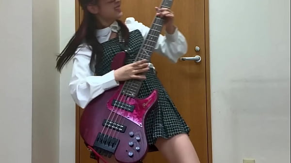 The sexy bassist Fami love show her sexy thick thighs to her fans