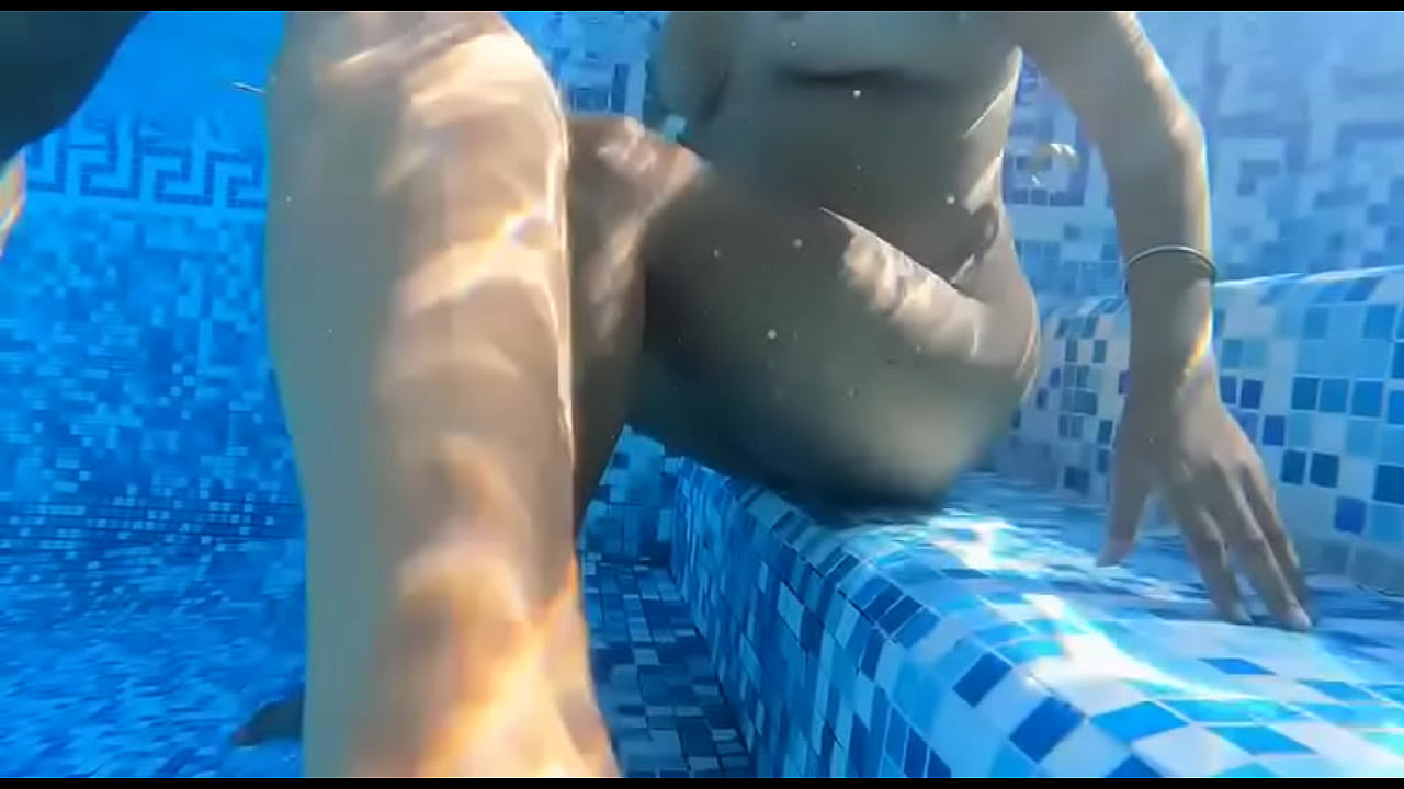 JUEGO CALIENTE EN LA PISCINA
                    cumshot fucking european brunette amateur homemade public couple big cock big boobs piscina muchos negros