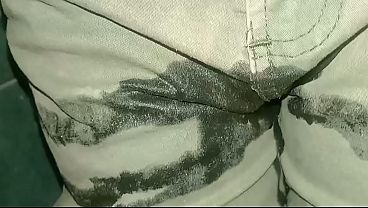 Pantalones orinados con pañal de tela