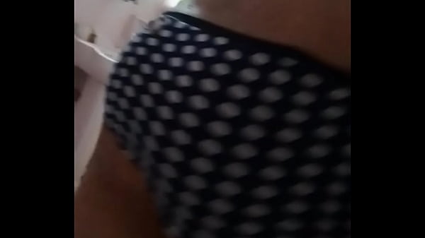 سالب مصري يستعرض طيزة في الحمام