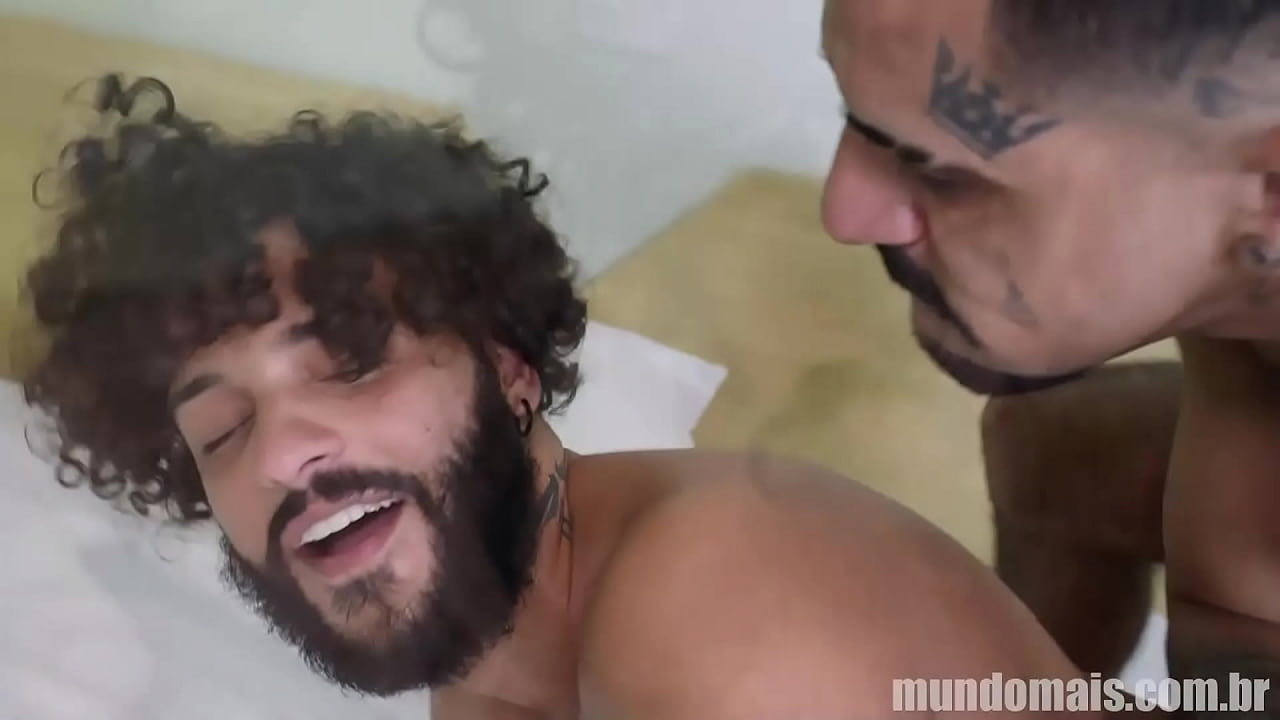 Pareja que se peleaba se reconcilian y se van a la cama a tener sexo y disfrutar.
                    gay bareback big cock big dick gayporn mundomais muchos negros