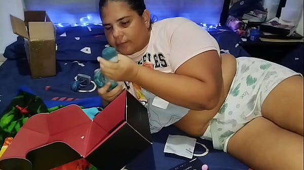 Chubby Latina masturbates really well