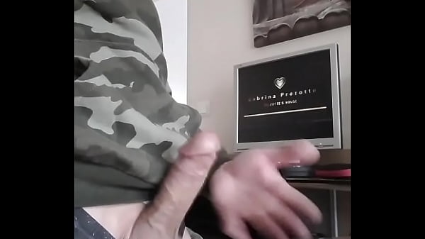 Une bonne branlette en claquant mes couilles su...