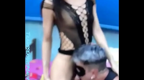 Linda boneca dotada sarabulhando cuzinho de fortao